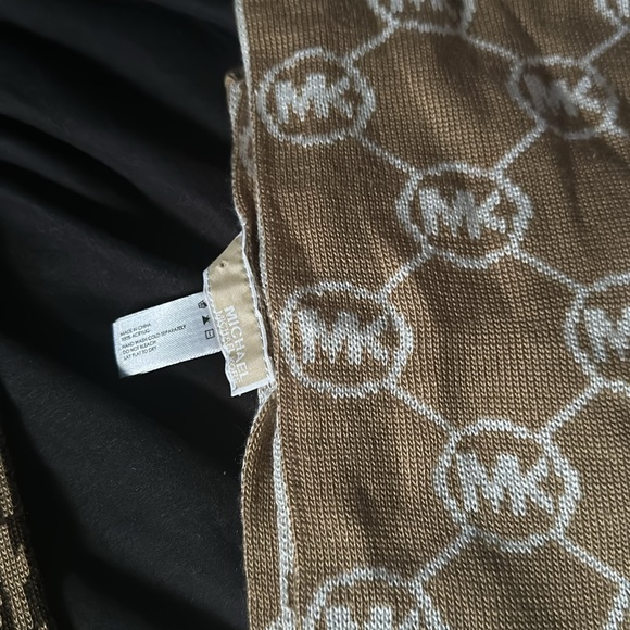 Scarf - Picture 2 of 3